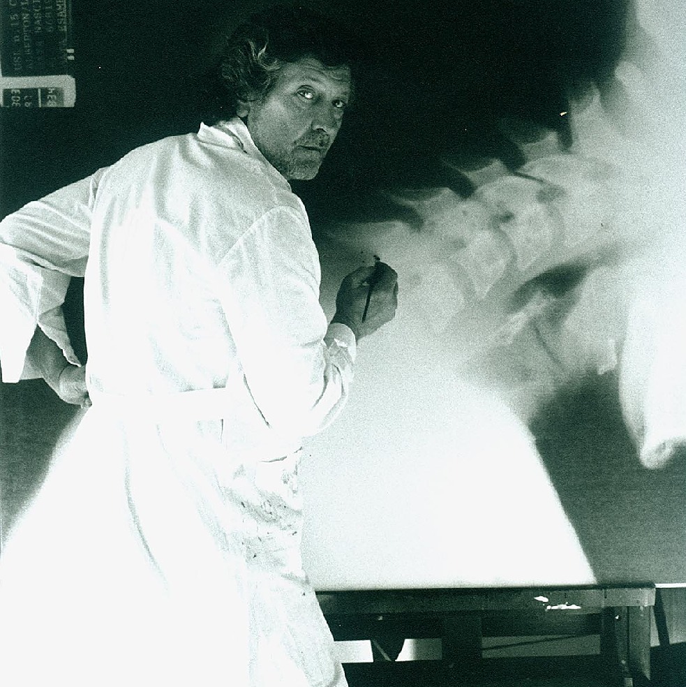 Renato Meneghetti al lavoro su una radiografia